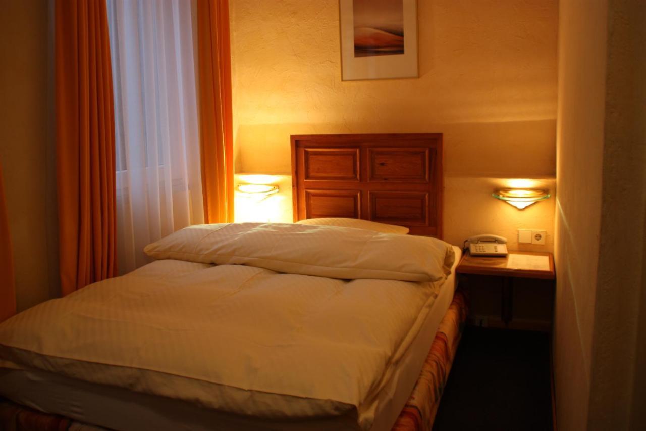 Hotel Heidelberger Hof Bagian luar foto