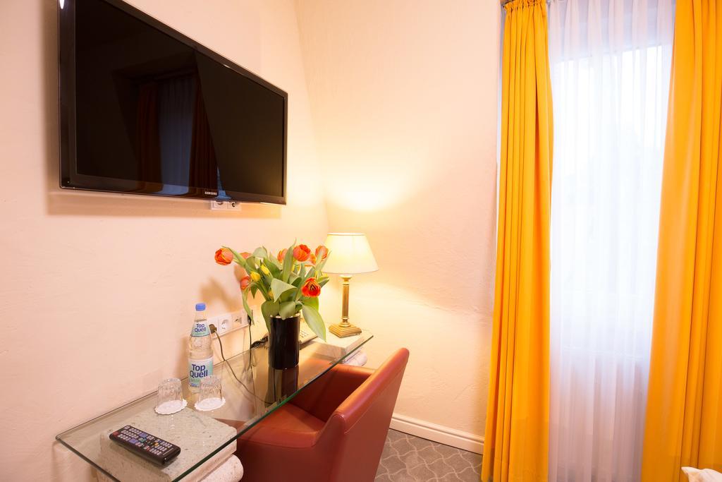 Hotel Heidelberger Hof Bagian luar foto
