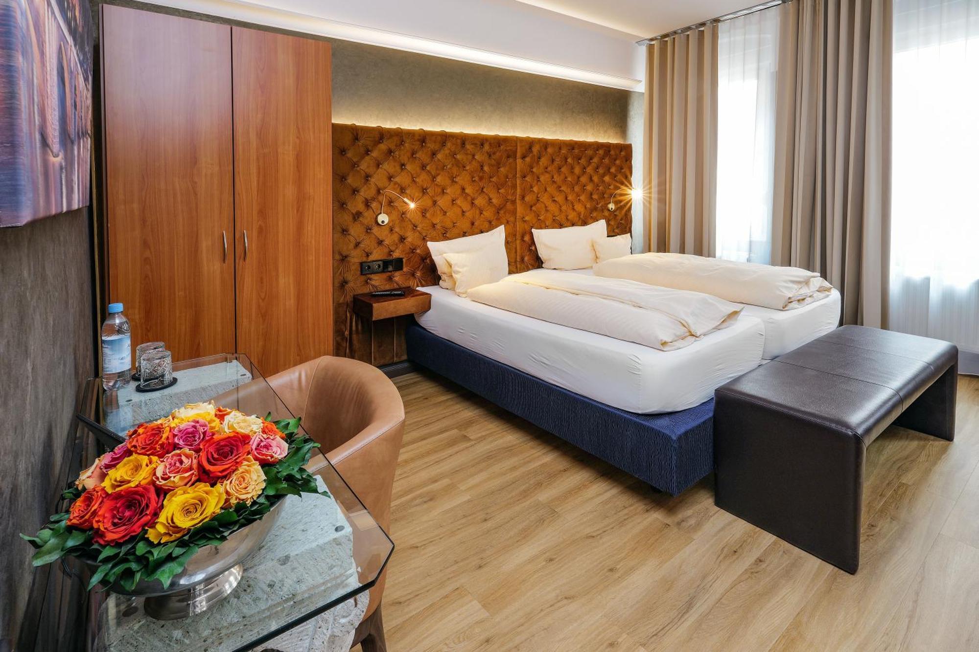 Hotel Heidelberger Hof Bagian luar foto
