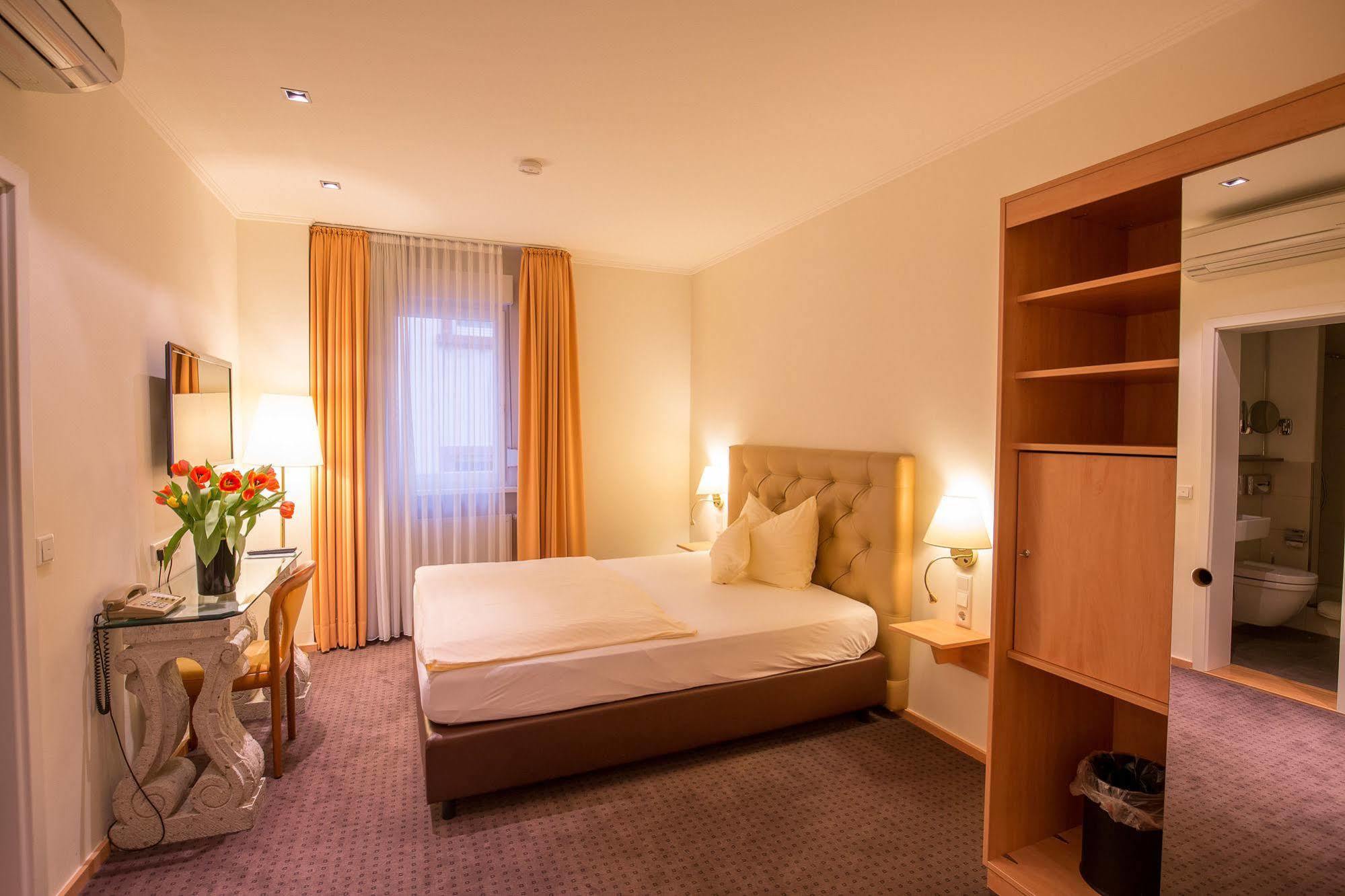 Hotel Heidelberger Hof Bagian luar foto